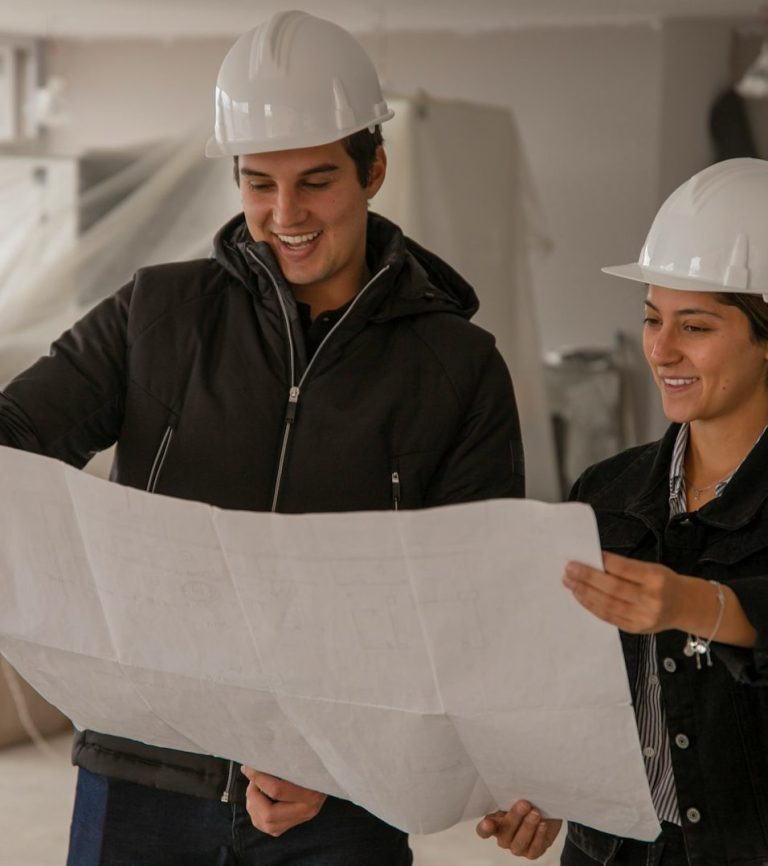 Ingenieure mit Planunterlagen
